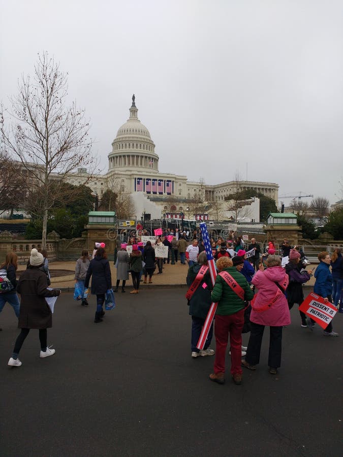 Frauen ` s März auf Washington, US Kapitol-Gebäude, Protestierender sammeln gegen Präsidenten Donald Trump, Washington, DC, USA stockbild Frauen ` s März auf Washington, US Kapitol-Gebäude, Protestierender sammeln gegen Präsidenten Donald Trump, Washington, DC, USA stockbild