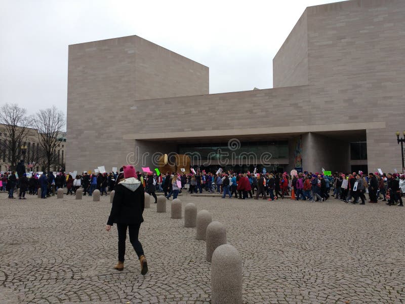 Frauen ` s März, National Gallery von Art East Building, Washington, DC, USA lizenzfreie stockbilder Frauen ` s März, National Gallery von Art East Building, Washington, DC, USA lizenzfreie stockbilder