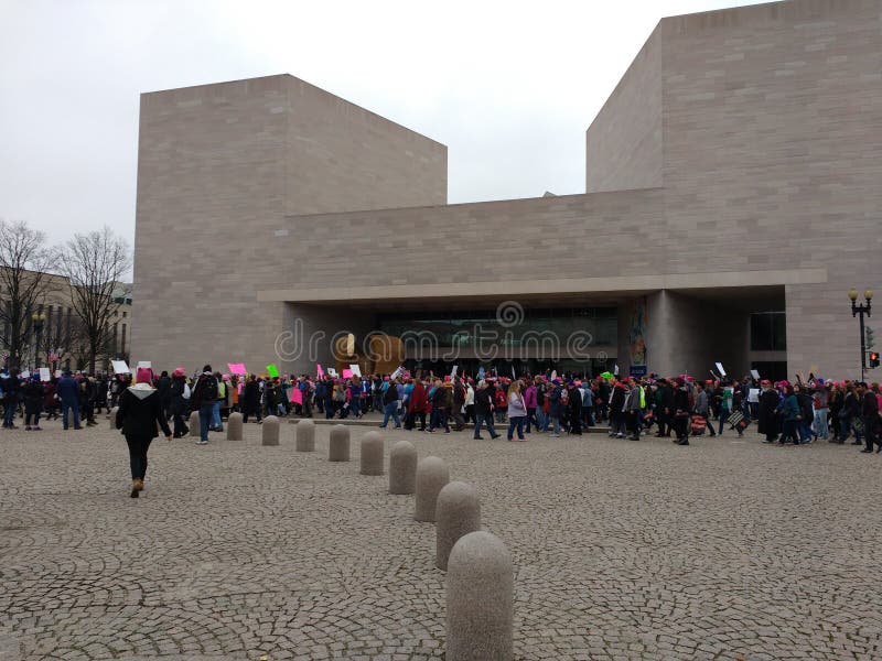 Frauen ` s März, National Gallery von Art East Building, Washington, DC, USA lizenzfreie stockfotos Frauen ` s März, National Gallery von Art East Building, Washington, DC, USA lizenzfreie stockfotos