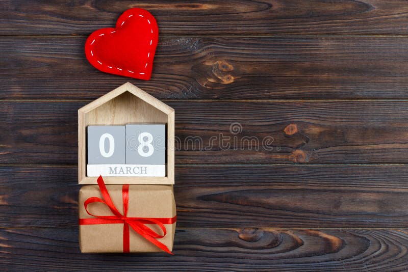 Frauen ` s Tageshintergrund mit handgemachtem kleinem Textilherzen, -kalender und -Geschenkbox lizenzfreie stockbilder Frauen ` s Tageshintergrund mit handgemachtem kleinem Textilherzen, -kalender und -Geschenkbox lizenzfreie stockbilder