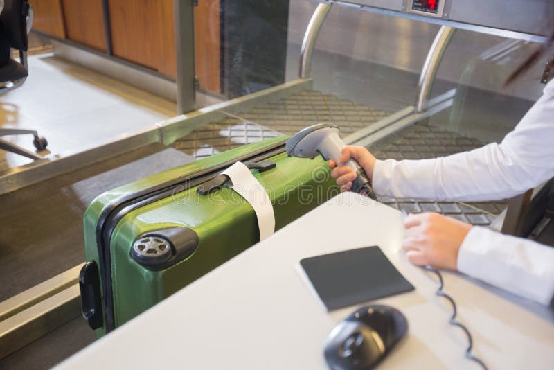 Frauen-Scannen-Tag auf Gepäck an der Flughafen-Abfertigung stockbilder Frauen-Scannen-Tag auf Gepäck an der Flughafen-Abfertigung stockbilder