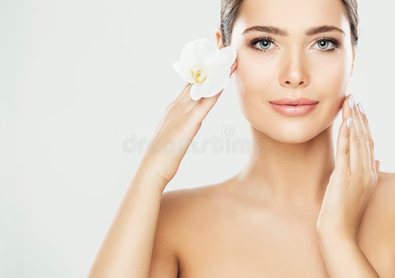 Frauen-Schönheits-Gesichts-Sorgfalt, Modell Touching Neck, schönes Modell Skin Treatment und Kosmetik lizenzfreie stockbilder