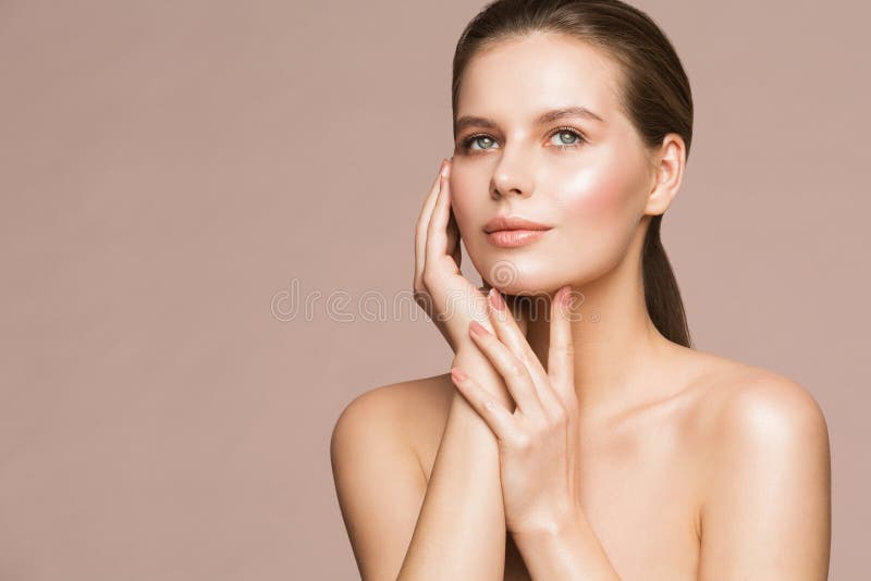 Frauen-Schönheits-Porträt, vorbildliches Touching Face, schöne Mädchen-Hautpflege und Behandlung lizenzfreie stockfotos
