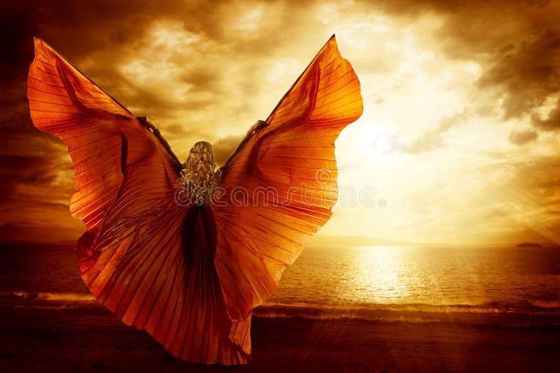 Frauen-Tanzen-Flügel-Kleid, Mode Art Model Flying auf Ozean-Himmel