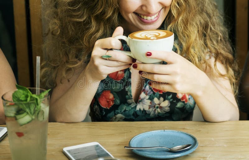 Frauen-trinkendes Kaffee-Frühstücks-Erfrischungs-Konzept