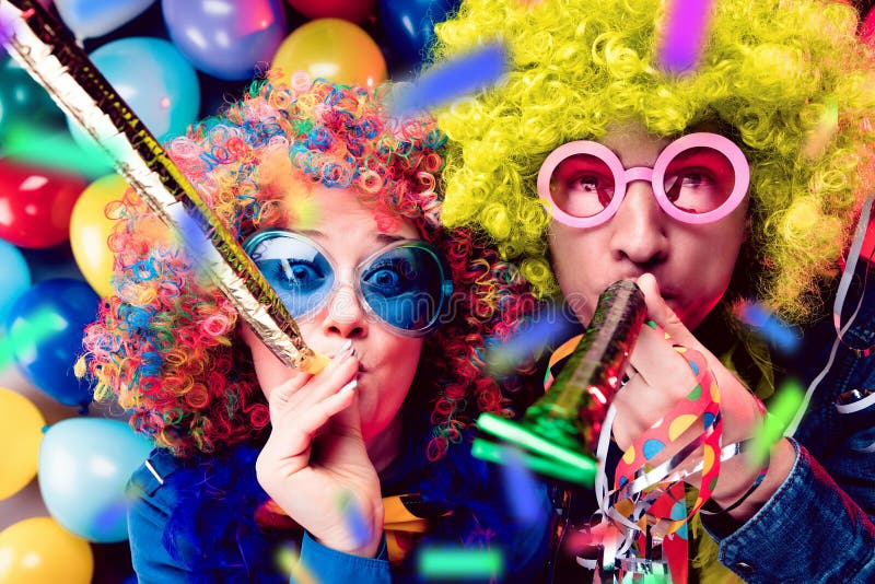 Frauen und Männer, die an der Partei für Sylvesterabend oder Karneval feiern stockbilder Frauen und Männer, die an der Partei für Sylvesterabend oder Karneval feiern stockbilder