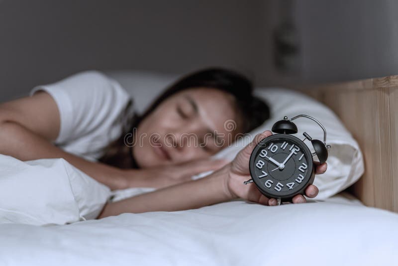 Frauen wachten sp?t auf dem Morgen auf lizenzfreie stockfotografie Frauen wachten sp?t auf dem Morgen auf lizenzfreie stockfotografie