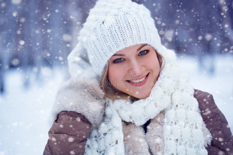 Frauen-Winterporträt der Nahaufnahme schönes glückliches stockfoto Frauen-Winterporträt der Nahaufnahme schönes glückliches stockfoto