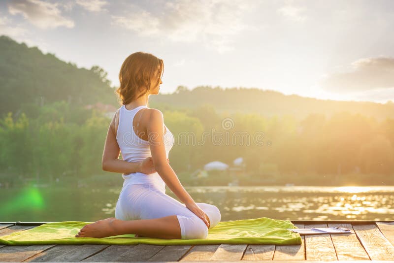 Frauen Yoga Entspannen Sie Sich In Der Natur Stockfoto Bild Von Natur Entspannen