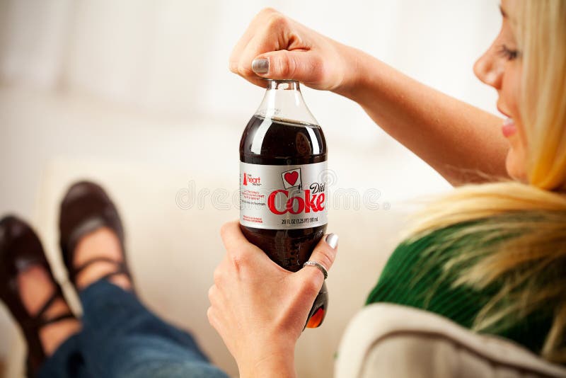 Frauen-Öffnungs-Flasche von Diet Coke produzierte durch den Coca-Cola-Baut.