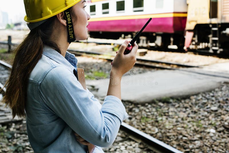 Frauen-Übersichts-Zug-Sicherheits-Projekt-Konzept lizenzfreies stockfoto Frauen-Übersichts-Zug-Sicherheits-Projekt-Konzept lizenzfreies stockfoto