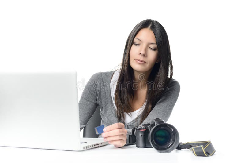 Frauen-Übertragungsdateien von Sd-Karte zu Laptop stockfoto Frauen-Übertragungsdateien von Sd-Karte zu Laptop stockfoto