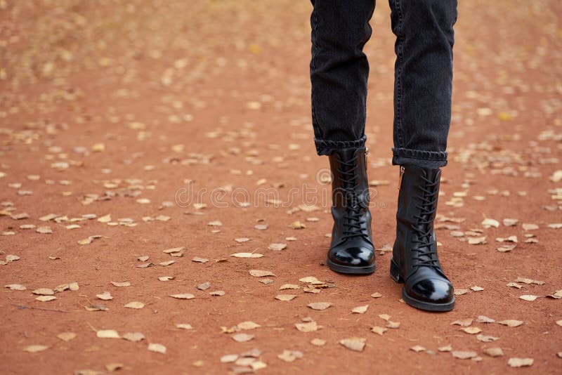 Frauenbeine in modischen Herbstlederstiefeln und trendigen schwarzen Jeans Trendy jugendliche Gelegenheitsausstattung für den All stockfotos Frauenbeine in modischen Herbstlederstiefeln und trendigen schwarzen Jeans Trendy jugendliche Gelegenheitsausstattung für den All stockfotos