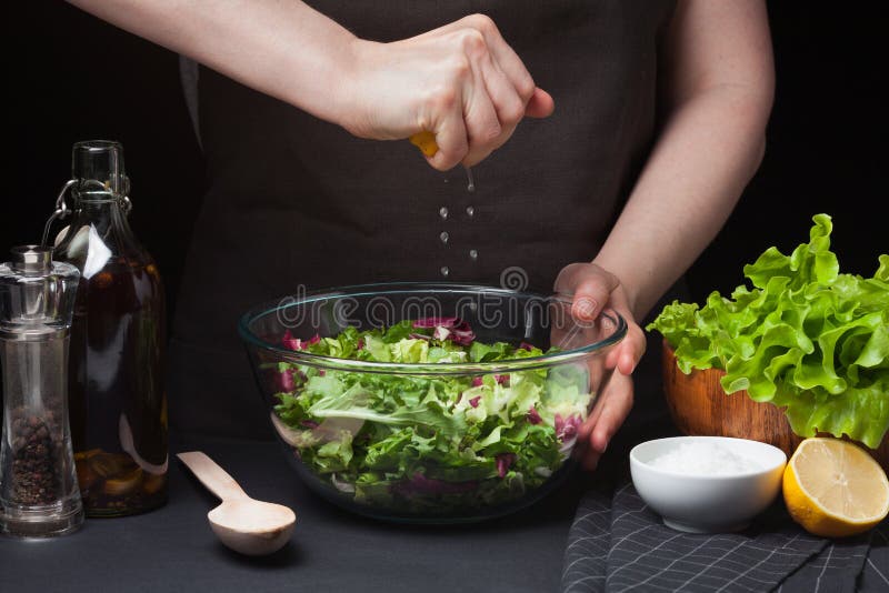 Frauenchef in der Küche, die Gemüsesalat zubereitet Gesundes Essen Nähren Sie Konzept Eine gesunde Lebensart Zu At kochen lizenzfreies stockfoto Frauenchef in der Küche, die Gemüsesalat zubereitet Gesundes Essen Nähren Sie Konzept Eine gesunde Lebensart Zu At kochen lizenzfreies stockfoto