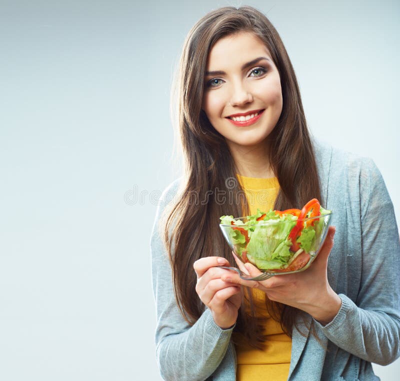 Frauendiät-Konzeptporträt. Grüner Salat des weiblichen vorbildlichen Griffs. lizenzfreies stockfoto Frauendiät-Konzeptporträt. Grüner Salat des weiblichen vorbildlichen Griffs. lizenzfreies stockfoto