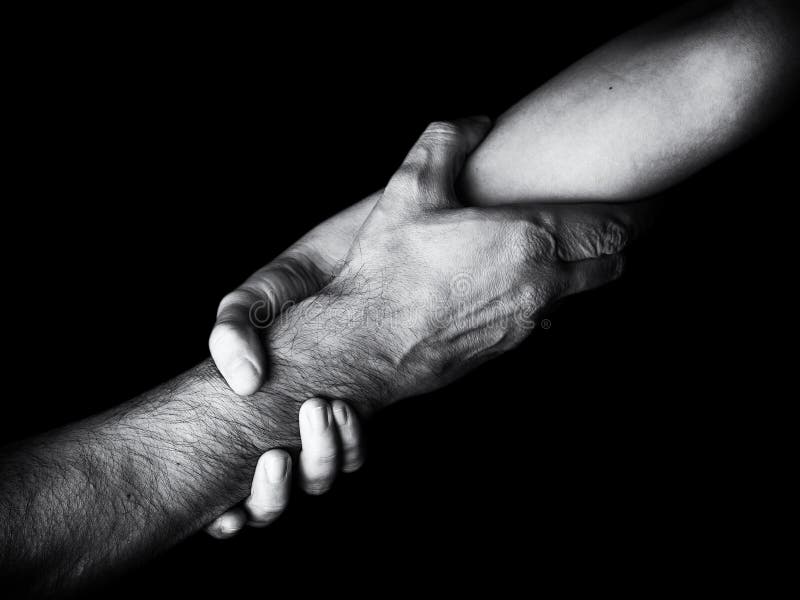 Fraueneinsparungs-, Rettungs- und Helfenmann durch das Halten oder den Unterarm ergreifend Weibliche Hand und Arm, die Mann hochz lizenzfreies stockfoto