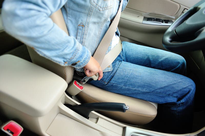 Sicherheitsgurt Auf Hinterem Sitz Des Modernen Autos Mit Beige Leder  Stockfoto - Bild von zeichen, datenbahn: 41525090