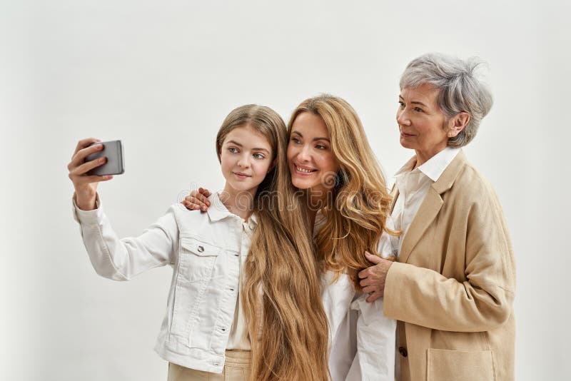 Frauenfamilie, die sich auf dem Smartphone selfie lizenzfreie stockfotografie