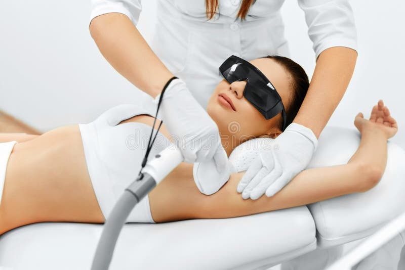Frauenfuß im Wasser Laser-Haar-Abbau Epilations-Behandlung Glatte Haut