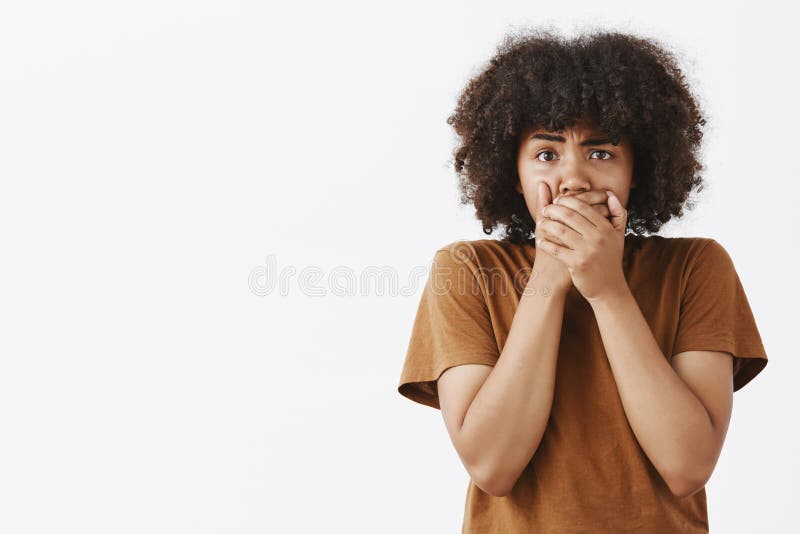 Frauengefühlsbedauern, das ungeeignete Sachen sagt Porträt des Umkippens sorgte sich junge dunkelhäutige Frau mit Afro stockbilder Frauengefühlsbedauern, das ungeeignete Sachen sagt Porträt des Umkippens sorgte sich junge dunkelhäutige Frau mit Afro stockbilder