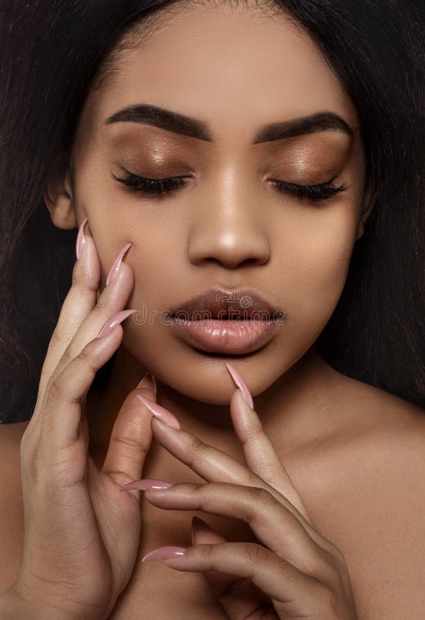 Frauengesicht Die Black frischen afrikanische ethnische Frau Haut-Mädchens der Schönheit Junges Afroamerikaner Luxmodell lizenzfreies stockbild