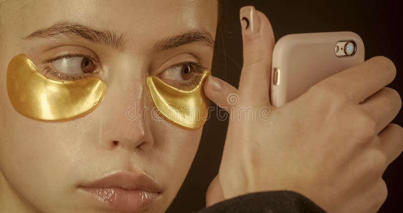 Frauengesichtsschönheit Skincare, Badekurort, Kollagenmaske unter Augengoldfarbe von den Falten lizenzfreies stockbild Frauengesichtsschönheit Skincare, Badekurort, Kollagenmaske unter Augengoldfarbe von den Falten lizenzfreies stockbild