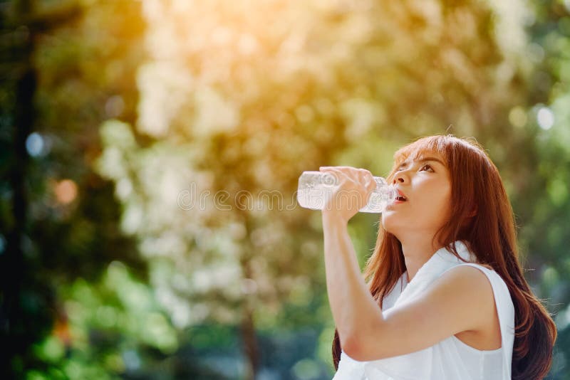 Frauengetränkwasser nach Übung lizenzfreies stockbild Frauengetränkwasser nach Übung lizenzfreies stockbild