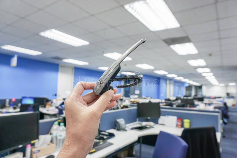 Frauengriff Bluetooth-Kopfhörer stockfotografie Frauengriff Bluetooth-Kopfhörer stockfotografie