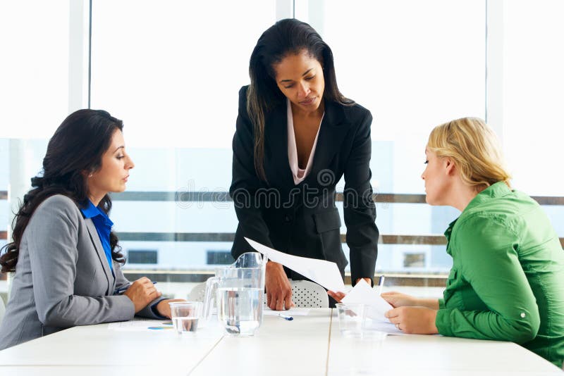 Frauengruppe-Sitzung im Büro stockfotos Frauengruppe-Sitzung im Büro stockfotos