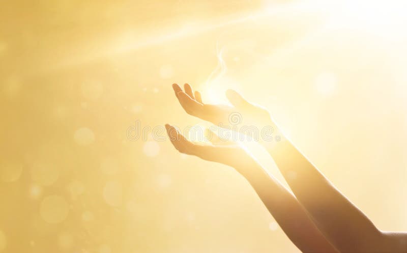 Frauenhand, die für die Segnung vom Gott auf Sonnenuntergang betet
