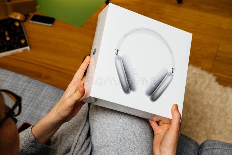 Frauenhand, die neue Apple Computer airpods Höchstbetrag Kopfhörer unboxing ist stockbilder
