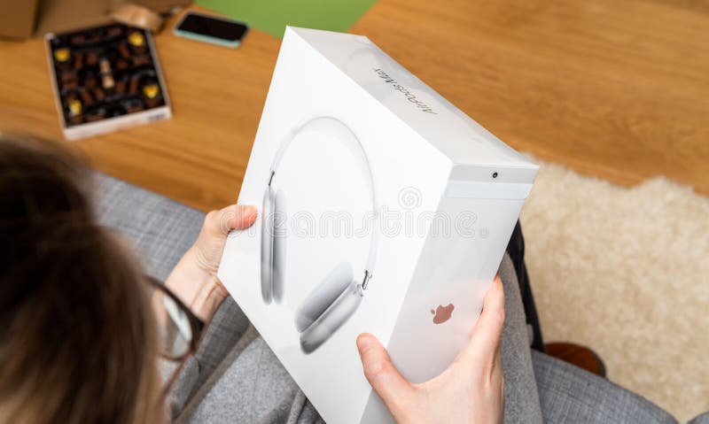 Frauenhand, die neue Apple Computer airpods Höchstbetrag Kopfhörer unboxing ist. Paris Frankreich am 7. Januar 2020 : pov-Frauenhand, die neue Apple Computer airpods Höchstbetrag overear Kopfhörer mit adaptive eq Active Geräuschannullierungstransparenzmodus h1 Chips und siri unboxing ist