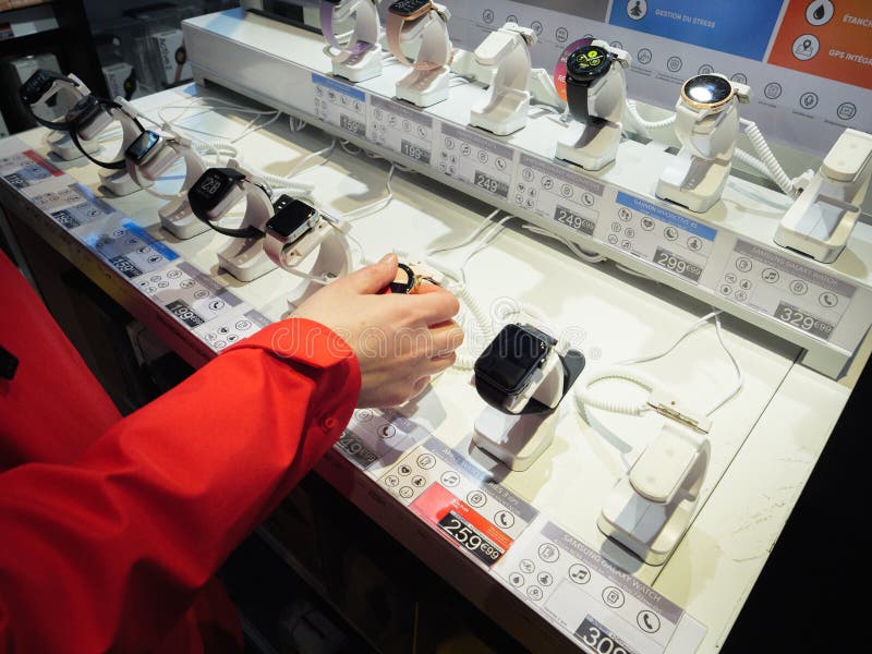 Frauenhand, die neue Apple-Uhr durch Mobilgerät Apple Computer Zeile 5 wird stockfotografie