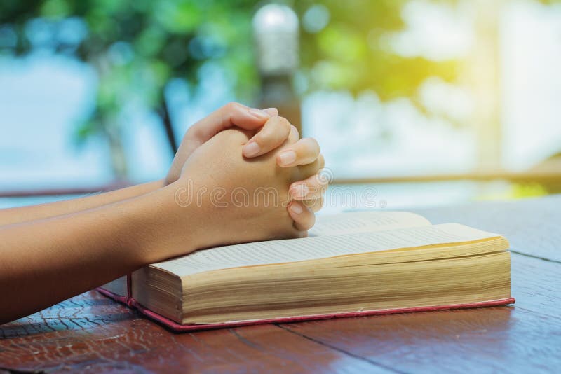 Frauenhand gesetzt auf eine Bibelgebetswache Religiöse Lesung und Aufenthalt beruhigen lizenzfreies stockbild Frauenhand gesetzt auf eine Bibelgebetswache Religiöse Lesung und Aufenthalt beruhigen lizenzfreies stockbild