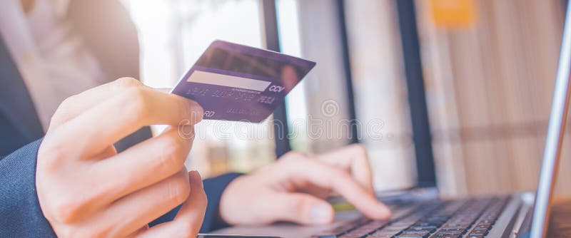 Frauenhand hält eine blaue Kreditkarte Und benutzen eine Laptop-Computer Abbildung im Vektor