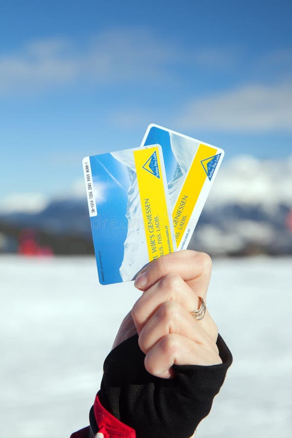 Frauenhand hält zwei skipass lizenzfreie stockbilder Frauenhand hält zwei skipass lizenzfreie stockbilder