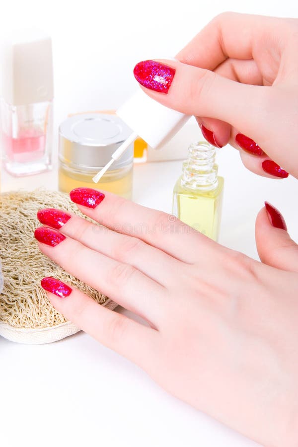 Frauenhand mit Nagellack lizenzfreie stockbilder Frauenhand mit Nagellack lizenzfreie stockbilder