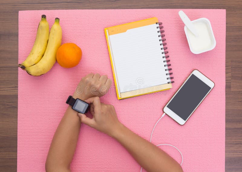 Frauenhand mit smartwatch auf Übungsmatte lizenzfreies stockbild Frauenhand mit smartwatch auf Übungsmatte lizenzfreies stockbild