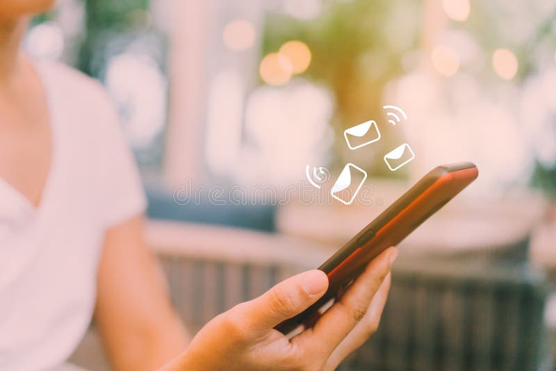 Frauenhand unter Verwendung des Smartphone lizenzfreie stockfotografie Frauenhand unter Verwendung des Smartphone lizenzfreie stockfotografie