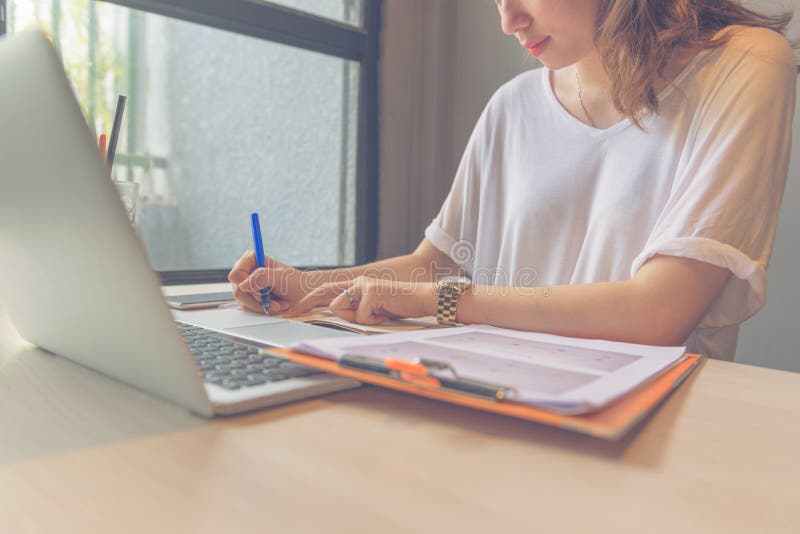 Frauenhandschrift in das Finanzberichtsdokument lizenzfreies stockfoto Frauenhandschrift in das Finanzberichtsdokument lizenzfreies stockfoto