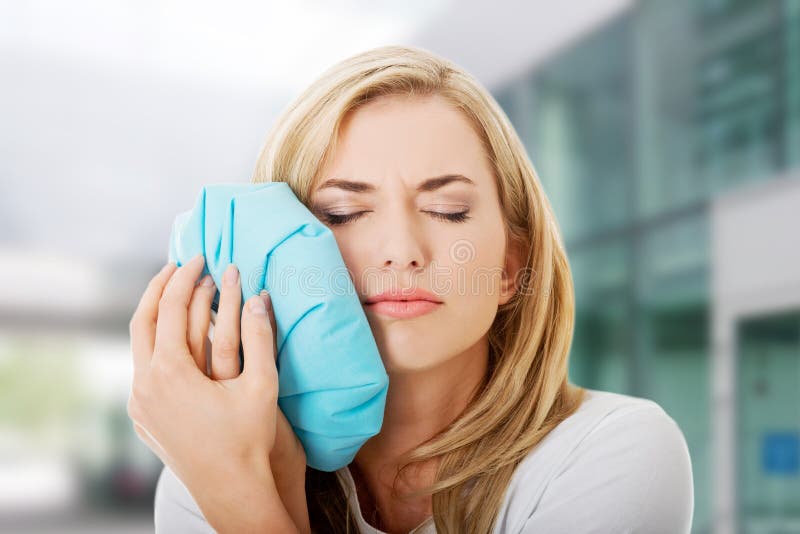 Frauenhebenzahnschmerz stockfotografie Frauenhebenzahnschmerz stockfotografie