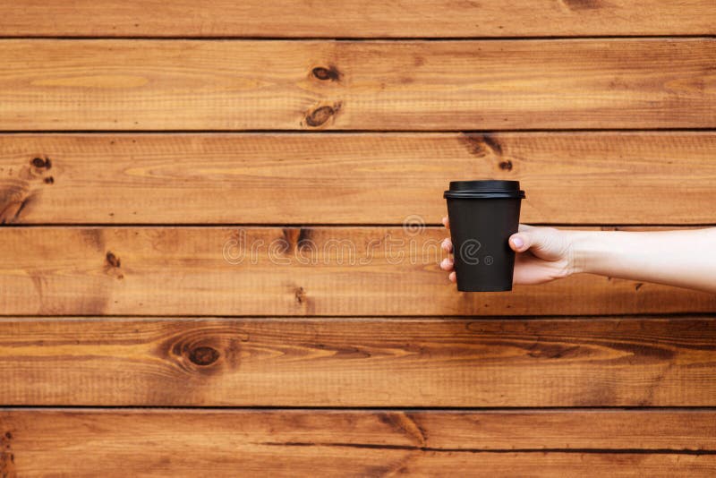 Frauenhände, die Kaffee halten lizenzfreie stockfotografie Frauenhände, die Kaffee halten lizenzfreie stockfotografie