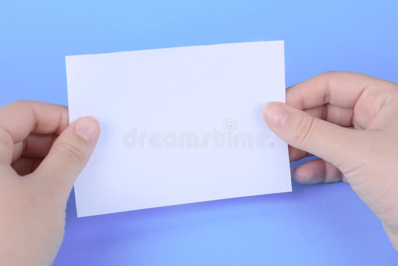 Frauenhände, die leeres Briefpapier halten lizenzfreie stockfotografie Frauenhände, die leeres Briefpapier halten lizenzfreie stockfotografie