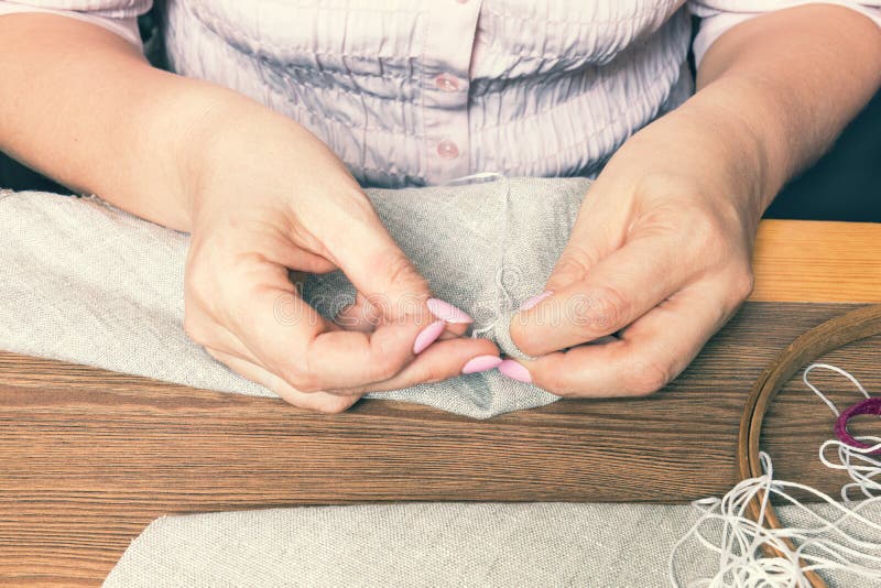 Frauenhände, die openwork Stickerei tun stockbild Frauenhände, die openwork Stickerei tun stockbild