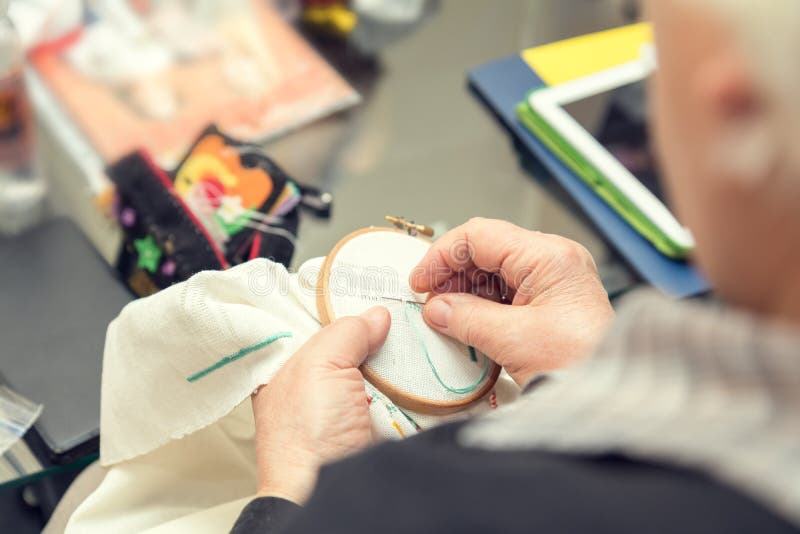 Frauenhände, die openwork Stickerei tun stockfotos Frauenhände, die openwork Stickerei tun stockfotos