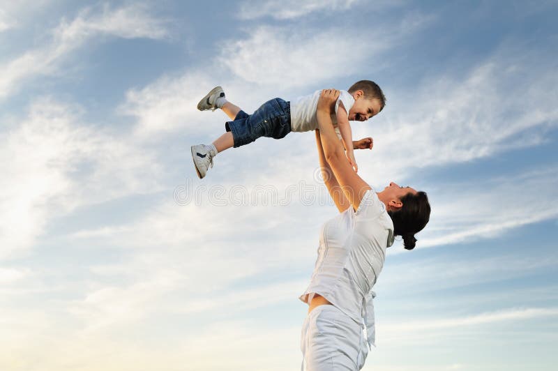 Frauenkind im Freien lizenzfreies stockfoto Frauenkind im Freien lizenzfreies stockfoto