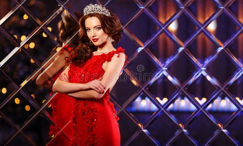 Frauenköniginprinzessin in der Krone und im Luxkleid, Lichtpartei backgr stockfotos Frauenköniginprinzessin in der Krone und im Luxkleid, Lichtpartei backgr stockfotos