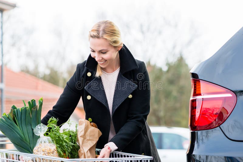 Frau Mit Einkaufskorb Mit Lebensmitteln in Den Kofferraum Nach Dem Einkaufen  Stockbild - Bild von lebensmittelgeschäft, lagern: 213461329