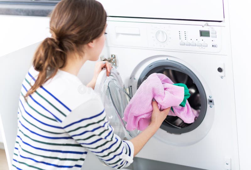 Frauenladenwaschmaschine stockbild