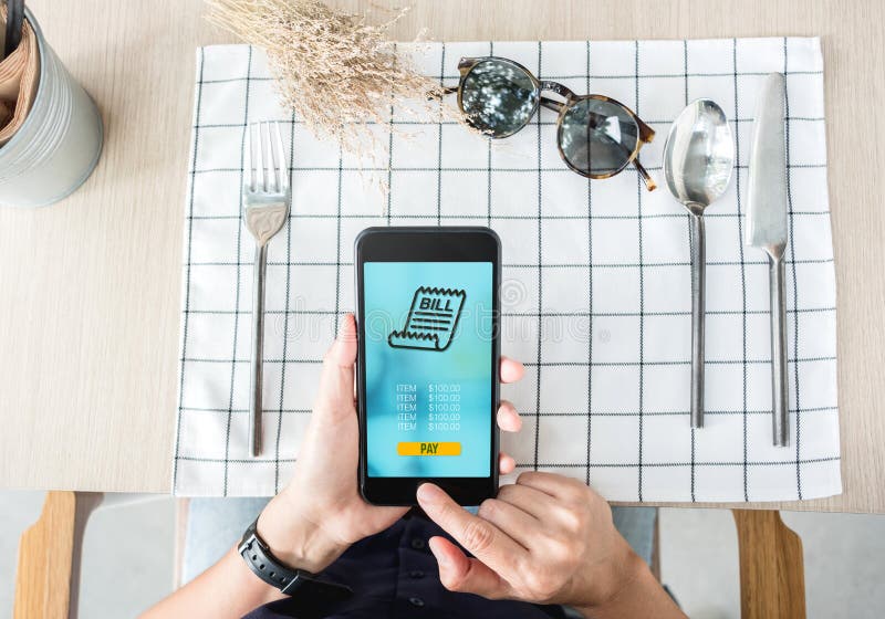 Frauenlohnlebensmittel über bewegliche apps am Restauranttisch Bewegliche Zahlung stockbilder Frauenlohnlebensmittel über bewegliche apps am Restauranttisch Bewegliche Zahlung stockbilder
